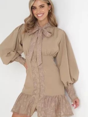 Zdjęcie produktu Ciemnobeżowa Koszulowa Sukienka Mini z Ozdobnym Wiązaniem i Szerokimi Mankietami Jeilana