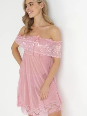 Zdjęcie produktu Różowa Przezroczysta Koszula Nocna z Koronkową Falbaną i Stringami Zainalia