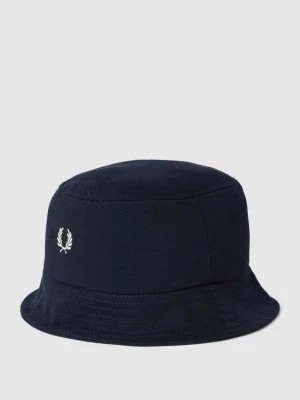 Zdjęcie produktu Czapka typu bucket hat z wyhaftowanym logo model ‘Pique’ Fred Perry