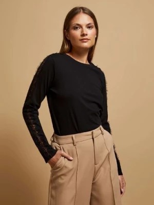 Zdjęcie produktu Czarna bluzka damska z długim rękawem i koronką Moodo