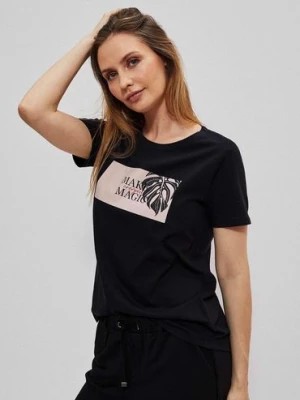 Zdjęcie produktu Czarna bluzka damska z tropikalnym nadrukiem Moodo