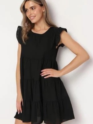 Zdjęcie produktu Czarna Rozkloszowana Sukienka z Falbankami Zapinana przy Szyi Rettesa