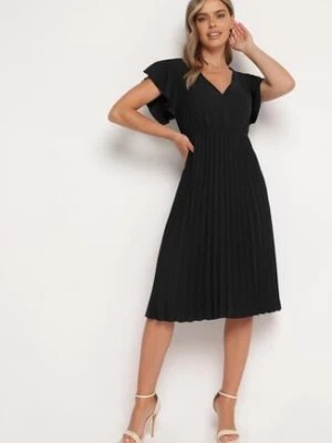 Zdjęcie produktu Czarna Sukienka Plisowana o Rozkloszowanym Fasonie i Trójkątnym Dekolcie Rissara