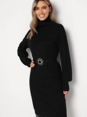 Zdjęcie produktu Czarna Sweterkowa Sukienka Mini z Golfem i Paskiem z Ozdobną Klamrą Charmelle