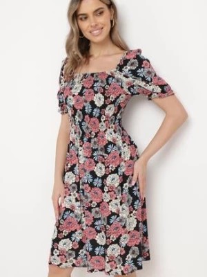 Zdjęcie produktu Czarno-Różowa Wiskozowa Sukienka Midi z Gumkami Przy Dekolcie i Wzorem w Kwiaty Alonvaria