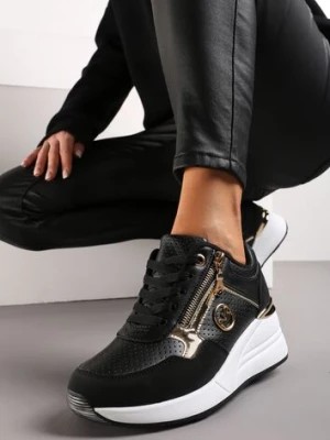 Zdjęcie produktu Czarne Sneakersy na Niskim Koturnie z Metalicznymi Wstawkami i Ozdobnym Suwakiem Raelinro