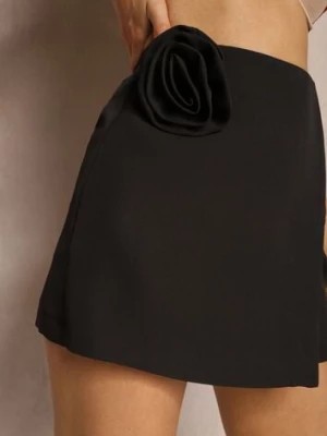 Zdjęcie produktu Czarne Spódnico-Spodenki Mini z Zakładką i Aplikacją w Kształcie Róży Pholia