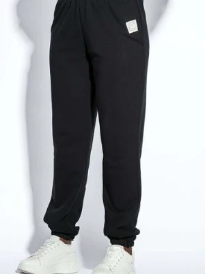 Zdjęcie produktu Czarne spodnie dresowe damskie z kieszeniami Fobya