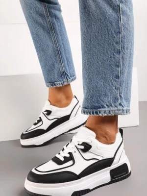 Zdjęcie produktu Czarno-Białe Sznurowane Sneakersy z Imitacji Skóry z Ozdobnymi Paskami i Grubą Podeszwą Miobe