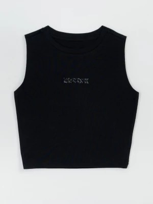 Zdjęcie produktu Czarny crop top bez rękawów z minimalistycznym nadrukiem na wysokości piersi