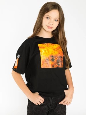 Zdjęcie produktu Czarny t-shirt dla dziewczyny z nadrukiem i aplikacją na rękawie fire Reporter Young