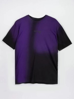 Zdjęcie produktu Czarny t-shirt z fioletowym nadrukiem imitującym cieniowanie
