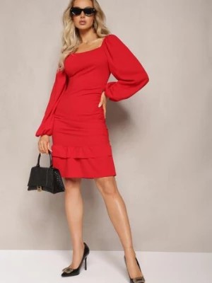 Zdjęcie produktu Czerwona Dopasowana Sukienka z Kwadratowym Dekoltem i Falbanką Arozza