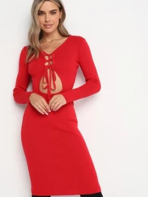 Zdjęcie produktu Czerwona Dzianinowa Sukienka Midi z Wycięciem i Wiązaniem Filila