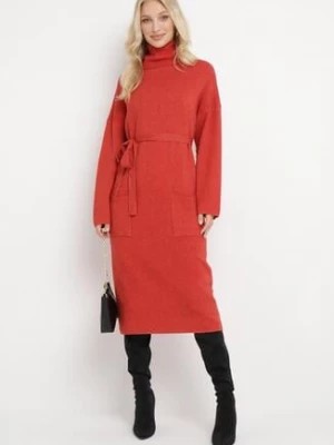 Zdjęcie produktu Czerwona Dzianinowa Sukienka z Szerokim Golfem i Materiałowym Paskiem Siriace