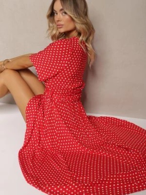 Zdjęcie produktu Czerwona Kopertowa Sukienka o Asymetrycznym Wykończeniu z Ozdobnym Paskiem z Klamrą Eslefia