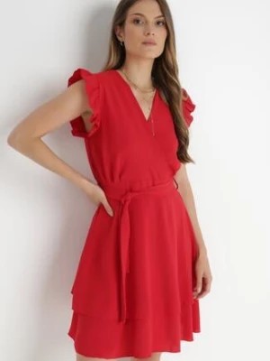 Zdjęcie produktu Czerwona Sukienka Kopertowa z Falbankami i Wiązaniem Dalim