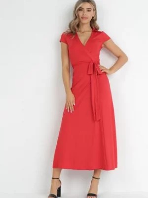 Zdjęcie produktu Czerwona Sukienka Maxi o Kopertowym Kroju z Wiązaniem i Kołnierzykiem Caleb