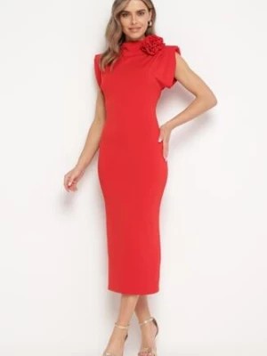 Zdjęcie produktu Czerwona Sukienka Midi Dopasowana z Ozdobną Broszką w Kształcie Kwiatka Agnolia