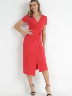 Zdjęcie produktu Czerwona Sukienka Midi z Kopertowym Dekoltem i Węzłem z Przodu Lephine