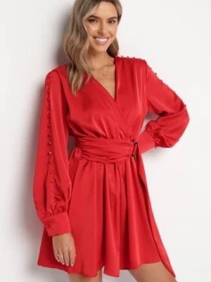Zdjęcie produktu Czerwona Sukienka z Gumką w Pasie z Kopertowym Dekoltem i Paskiem z Metalową Klamrą Branica