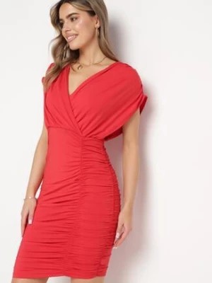 Zdjęcie produktu Czerwona Sukienka z Kopertowym Dekoltem i Marszczeniami z Wiązaniem na Plecach Edalina