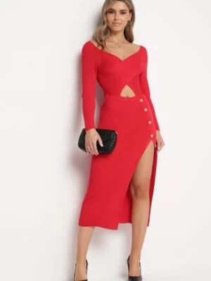Zdjęcie produktu Czerwona Sukienka z Wycięciem na Brzuchu z Ozdobnymi Guzikami i Rozcięciem na Dole Majanna