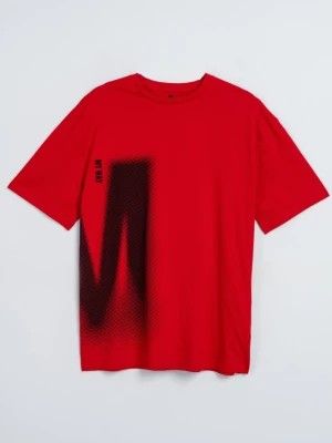 Zdjęcie produktu Czerwony t-shirt z czarnym nadrukiem z przodu
