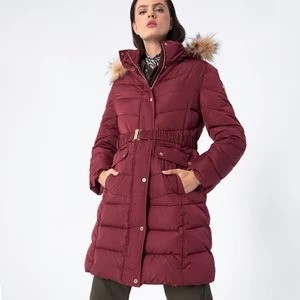 Zdjęcie produktu Damski płaszcz pikowany z paskiem ciemny czerwony Wittchen