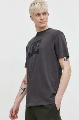 Zdjęcie produktu DC t-shirt bawełniany Star męski kolor brązowy z nadrukiem ADYZT05374