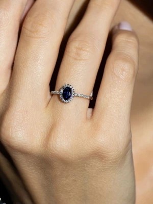 Zdjęcie produktu DIAMANTA Złoty pierścionek "Royal Blue" z diamentami i szafirami rozmiar: 50