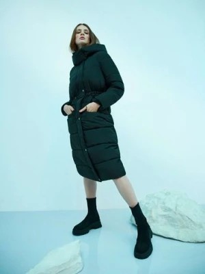 Zdjęcie produktu Długa pikowana damska kurtka z kapturem- czarna Moodo