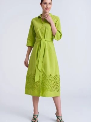 Zdjęcie produktu Długa sukienka damska - szmizjerka z ażurowym dołem - zielona Greenpoint