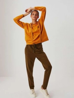 Zdjęcie produktu Dresowe spodnie damskie z przeszyciami Moodo