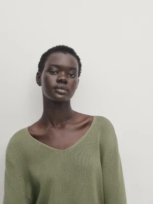Zdjęcie produktu Dzianinowy Sweter Ze 100% Bawełny Z Dekoltem W Serek - Zielonkawy - - Massimo Dutti - Kobieta