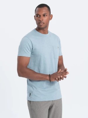 Zdjęcie produktu Dzianinowy T-shirt męski z naszytą kieszonką - błękitny V4 S1621
 -                                    XXL