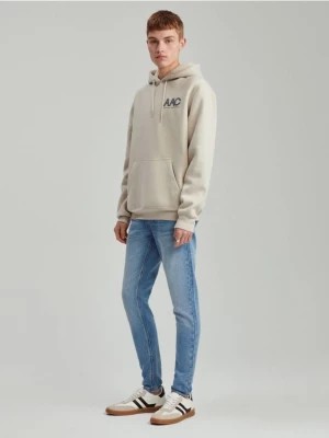 Zdjęcie produktu Elastyczne jeansy skinny fit z mocnym efektem sprania niebieskie House