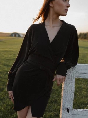 Zdjęcie produktu Elegancka sukienka na zakładkę w kolorze spranej czerni - SENTIMA-M Marsala