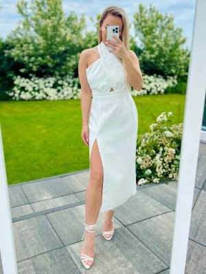 Zdjęcie produktu Fame sukienka biała midi elegancka dopasowana z wiązaniem na szyi PERFE
