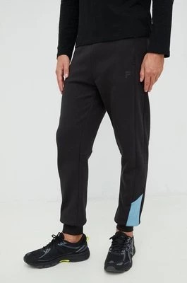Zdjęcie produktu Fila spodnie dresowe męskie kolor czarny z nadrukiem