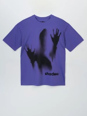 Zdjęcie produktu Fioletowy t-shirt oversize z czarną grafiką z przodu