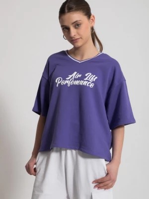 Zdjęcie produktu Fioletowy t-shirt z białym nadrukiem na wysokości piersi