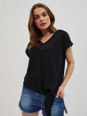 Zdjęcie produktu Gładki czarny t-shirt damski z wiązaniem Moodo