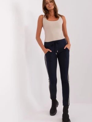 Zdjęcie produktu Granatowe damskie spodnie dresowe z wiązaniem RELEVANCE