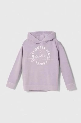 Zdjęcie produktu Guess bluza bawełniana dziecięca kolor fioletowy z kapturem z aplikacją