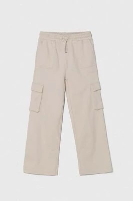 Zdjęcie produktu Guess spodnie dresowe bawełniane dziecięce kolor beżowy gładkie J4YQ13 KA6R3