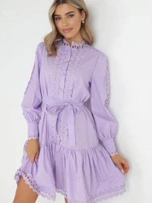 Zdjęcie produktu Jasnofioletowa Sukienka Midi ze Stójką Perłowymi Guzikami i Wiązanym Paskiem Fenya