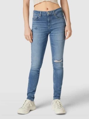 Zdjęcie produktu Jeansy o kroju skinny fit z przetarciami model ‘NORA’ Tommy Jeans