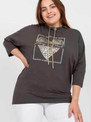 Zdjęcie produktu Khaki bawełniana bluzka plus size z aplikacją RELEVANCE