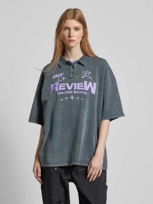 Zdjęcie produktu Koszulka polo o kroju oversized z nadrukiem z logo Review